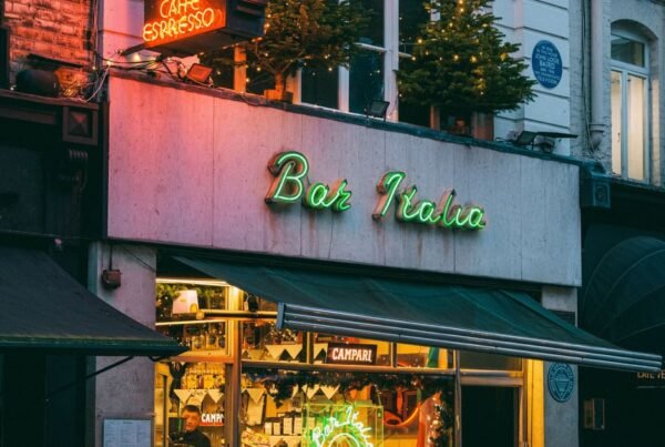 Rua do bairro do Soho, em Londres, a noite