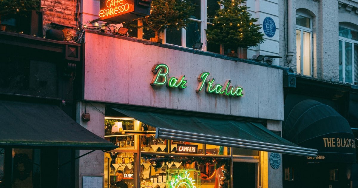 Rua do bairro do Soho, em Londres, a noite