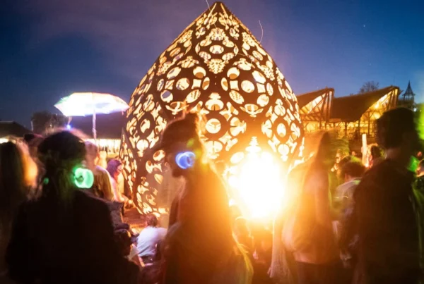 Público no Ozora Festival, na Hungria