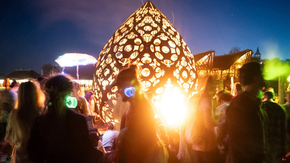 Público no Ozora Festival, na Hungria