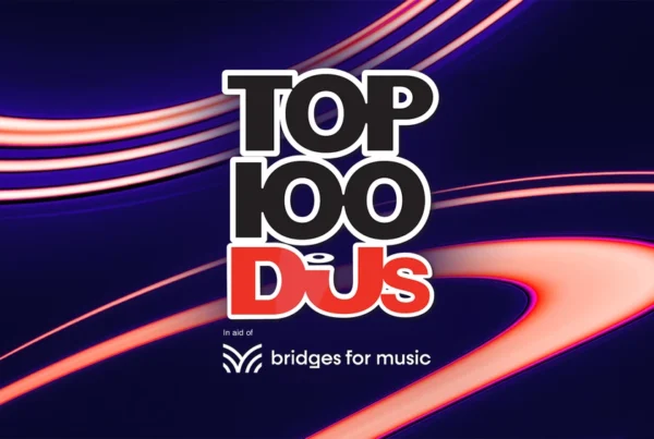 Arte oficial da votação do Top 100 DJs 2026 da DJ Mag